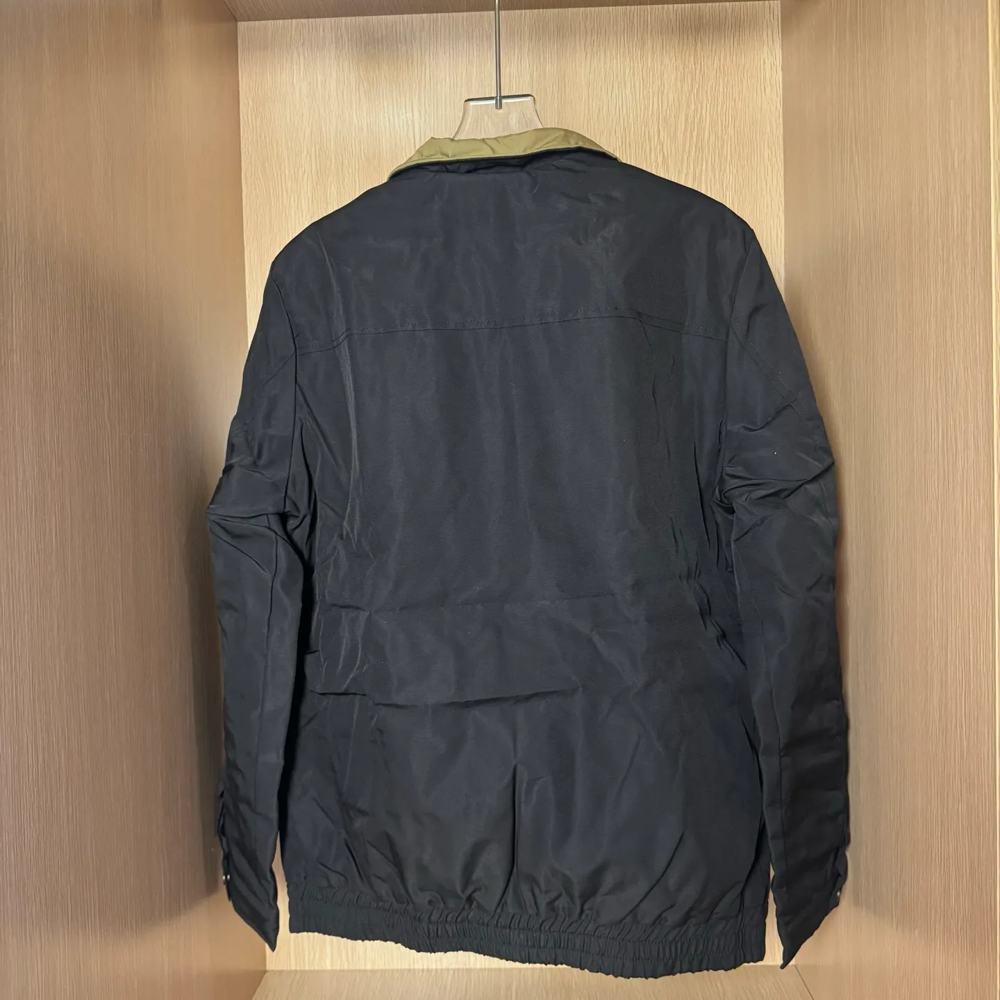 P370 Style number: T20 Second-hand Ralph Lauren Ralph Lauren RL winter Bomber MA-1 cotton jacket. Second-hand heavy-duty winter cotton jacket. Classic silhouette and loose fit. The outside is made of imported nylon fabric. A total of three layers of materials are laminated to form. Sleeves are quilted 120 grams. Custom-dyed high-density cotton thread. Bomber version. Modifies body. Warm and comfortable. Loose fit. Unisex. Size: S-XL.